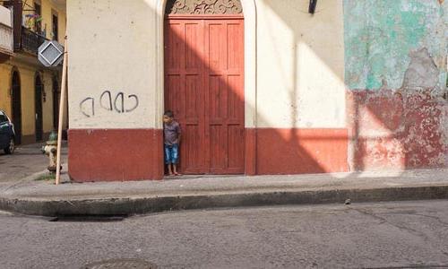 一个男孩站在门口的照片