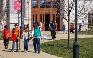 学生走在大学礼堂前的照片