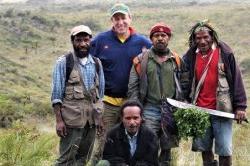 Dr. 托马斯在新几内亚与凯简德森林管理员，一个高山生态系统和保护区.