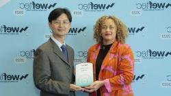 Dr. Deng receiving the WEF Camp Award for 2023