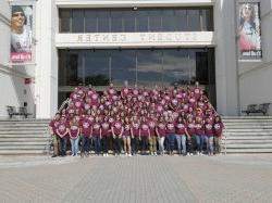 十大博彩推荐排名州立大学的希腊人在学生中心的台阶上摆姿势拍照.