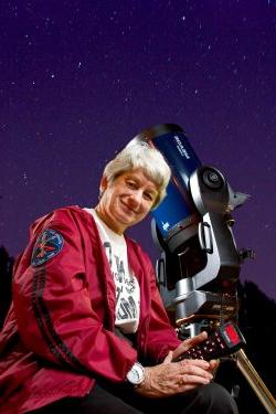 玛丽·卢·韦斯特带着望远镜