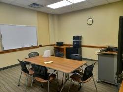自习室，桌子，椅子，白板和智能板