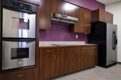 Machuga Heights的休闲厨房设有冰箱和各种烤箱