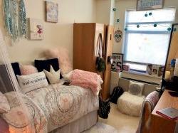 在乡村公寓的单人公寓里有床和壁橱的卧室.