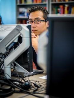 在西班牙语翻译课上，一名学生和电脑显示器的照片.