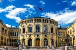 挪威议会大厦，挪威议会在奥斯陆的旗帜.
