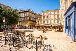 法国波尔多市小广场上的自行车照片