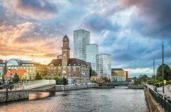 美丽的城市景观，日落在运河和天际线，瑞典马尔默