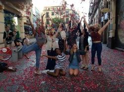 舞蹈学生在塞维利亚扔玫瑰花瓣