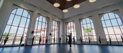 舞者在大型舞蹈工作室的大窗户前练习