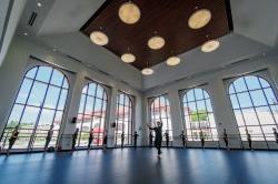 舞者在大型舞蹈工作室的大窗户前练习