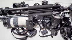 摄影器材，包括照相机、镜头和三脚架.