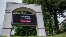 十大博彩推荐排名州立大学校园入口外山谷路的数字标牌